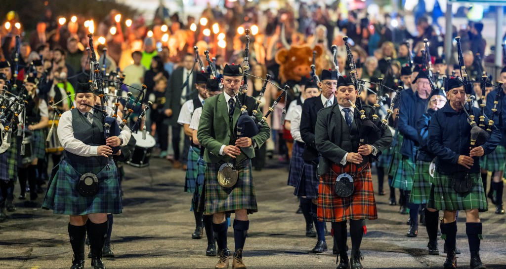 Caismeachd aig fosgladh Mòd Nàiseanta Rìoghail Loch Abar 2025