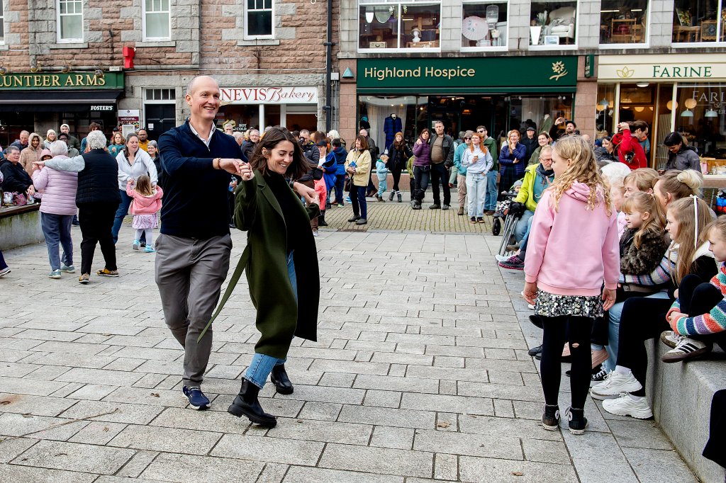 Cèilidh sràide sa Ghearasdan